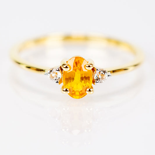 Goldplattierter Silberring mit gelbem Rosebery Saphir und weißem Topas