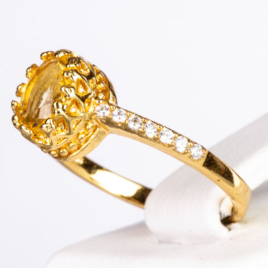 Ring aus goldplattierterr Legierung mit gelbem Emporia®-Kristall und weißem Emporia® Kristall