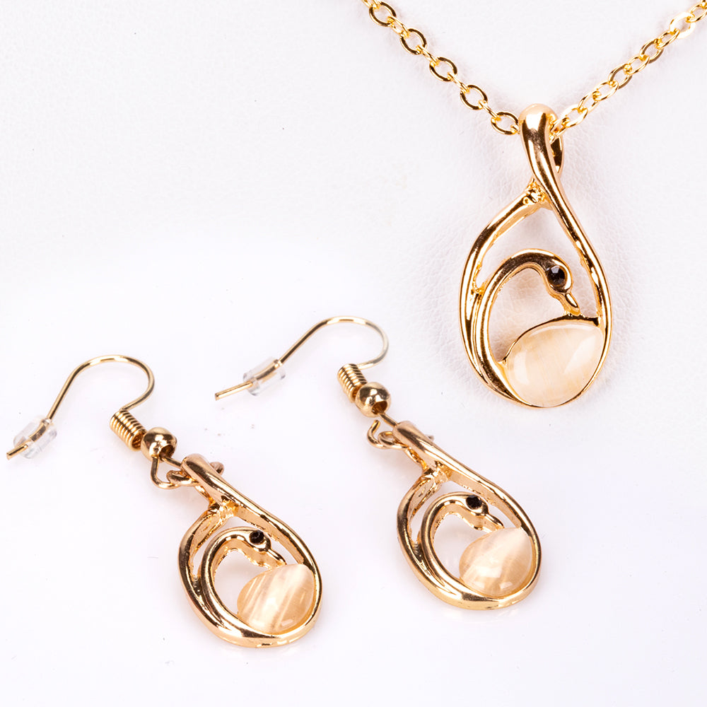 Schmuckgarnitur aus aus goldplattierter Legierung mit weißem Emporia® Kristall 1 