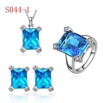 Schmuckgarnitur aus aus goldplattierter Legierung mit blauem Emporia®-Kristall