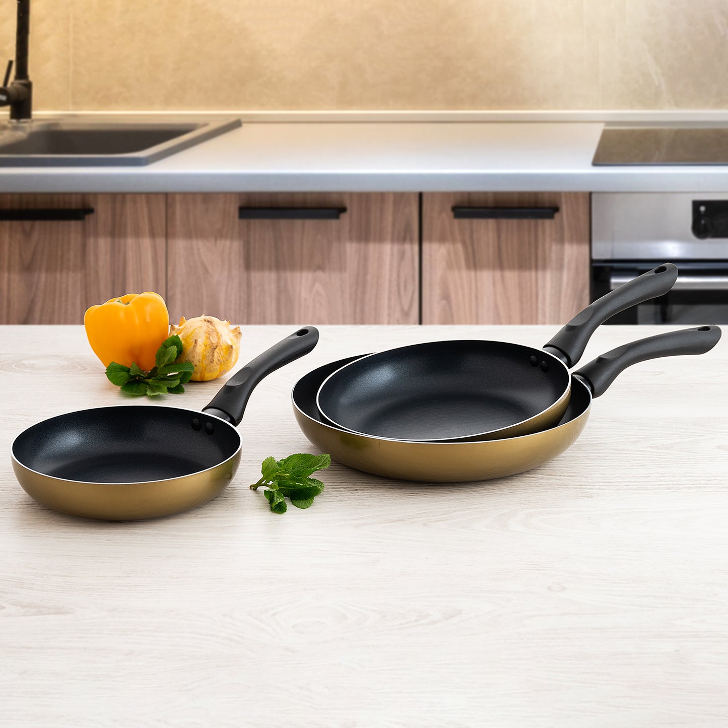 3-teiliges Set mit gestempelter Aluminium- und Metallpfanne, metallisch goldene Farbe