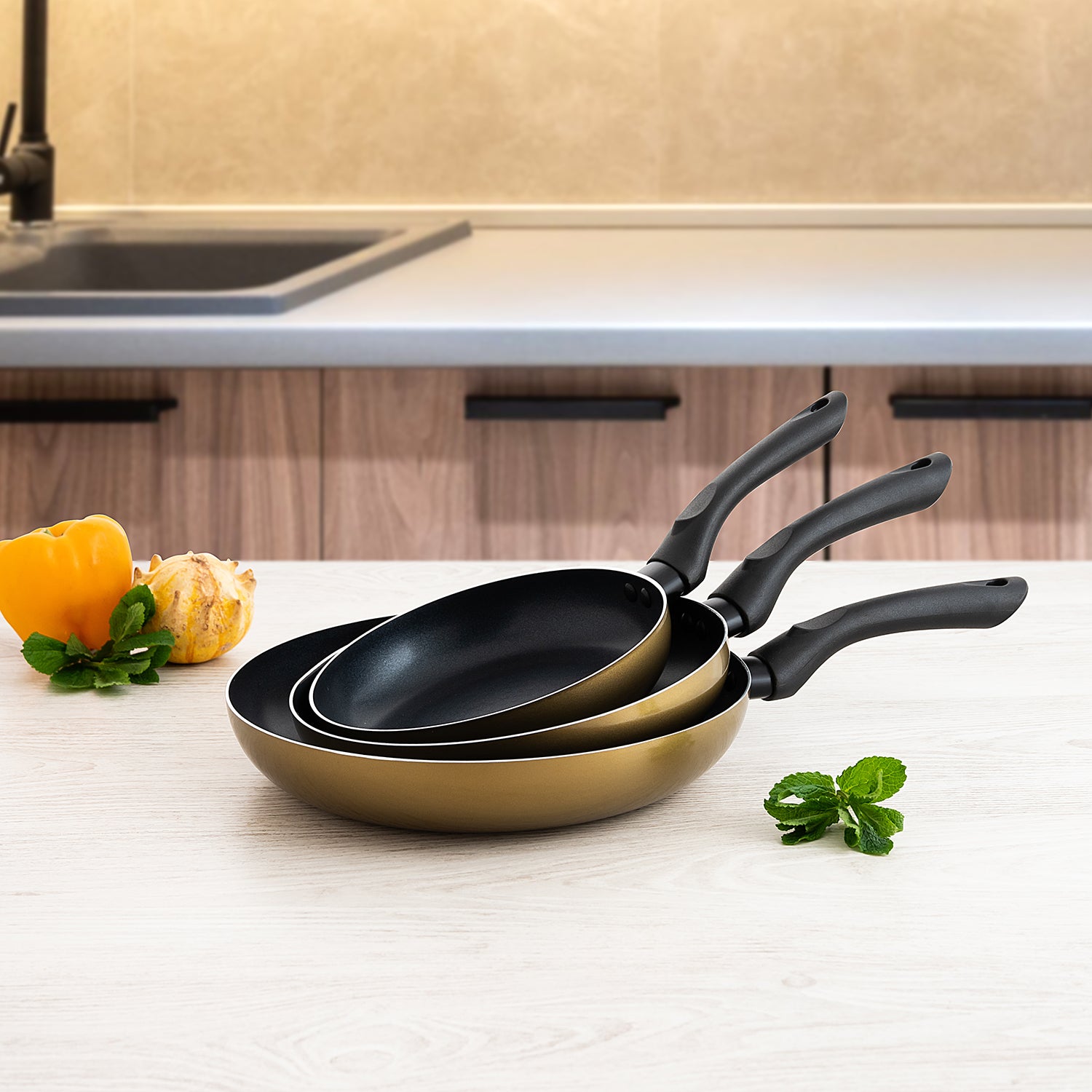 3-teiliges Set mit gestempelter Aluminium- und Metallpfanne, metallisch goldene Farbe 4 
