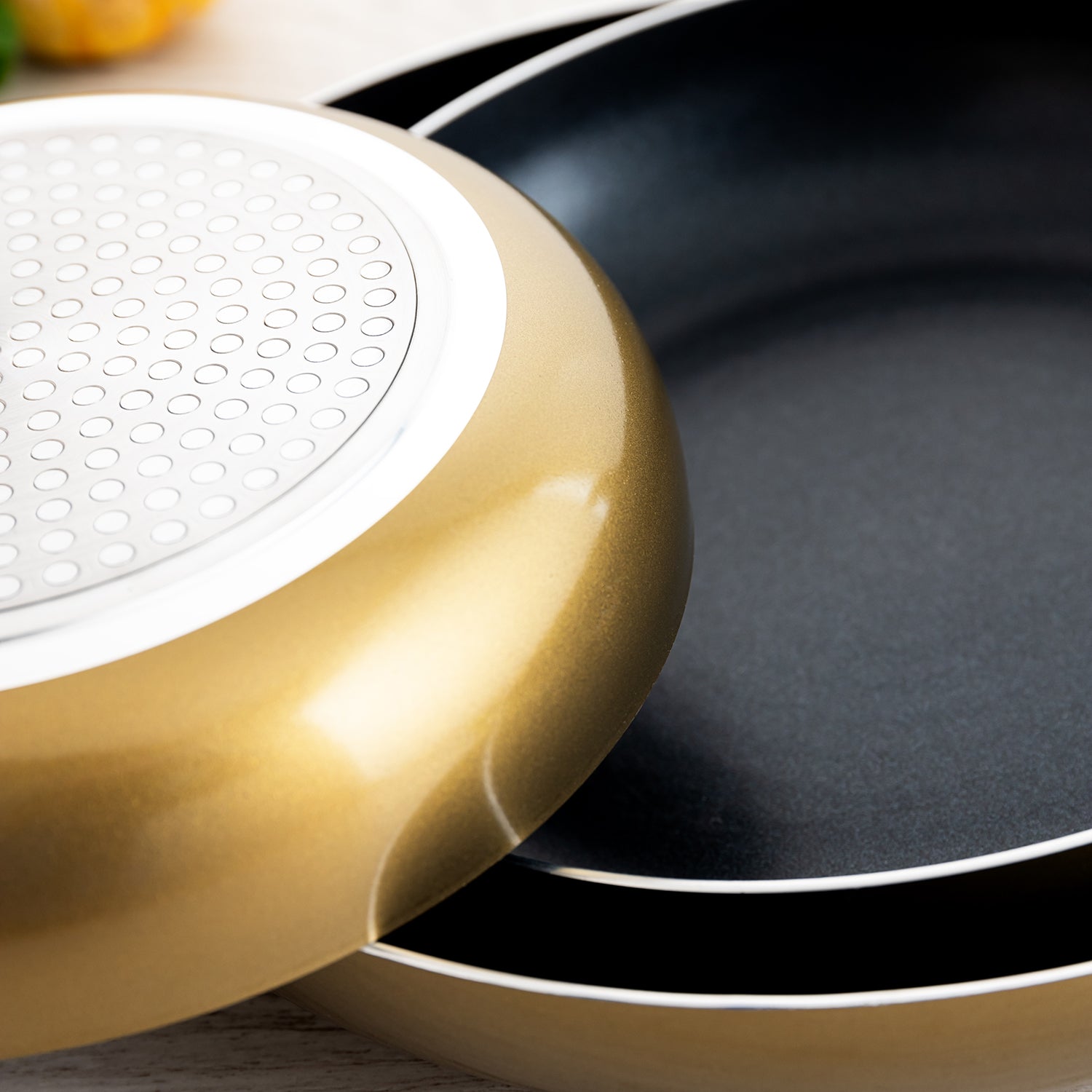 3-teiliges Set mit gestempelter Aluminium- und Metallpfanne, metallisch goldene Farbe 5 