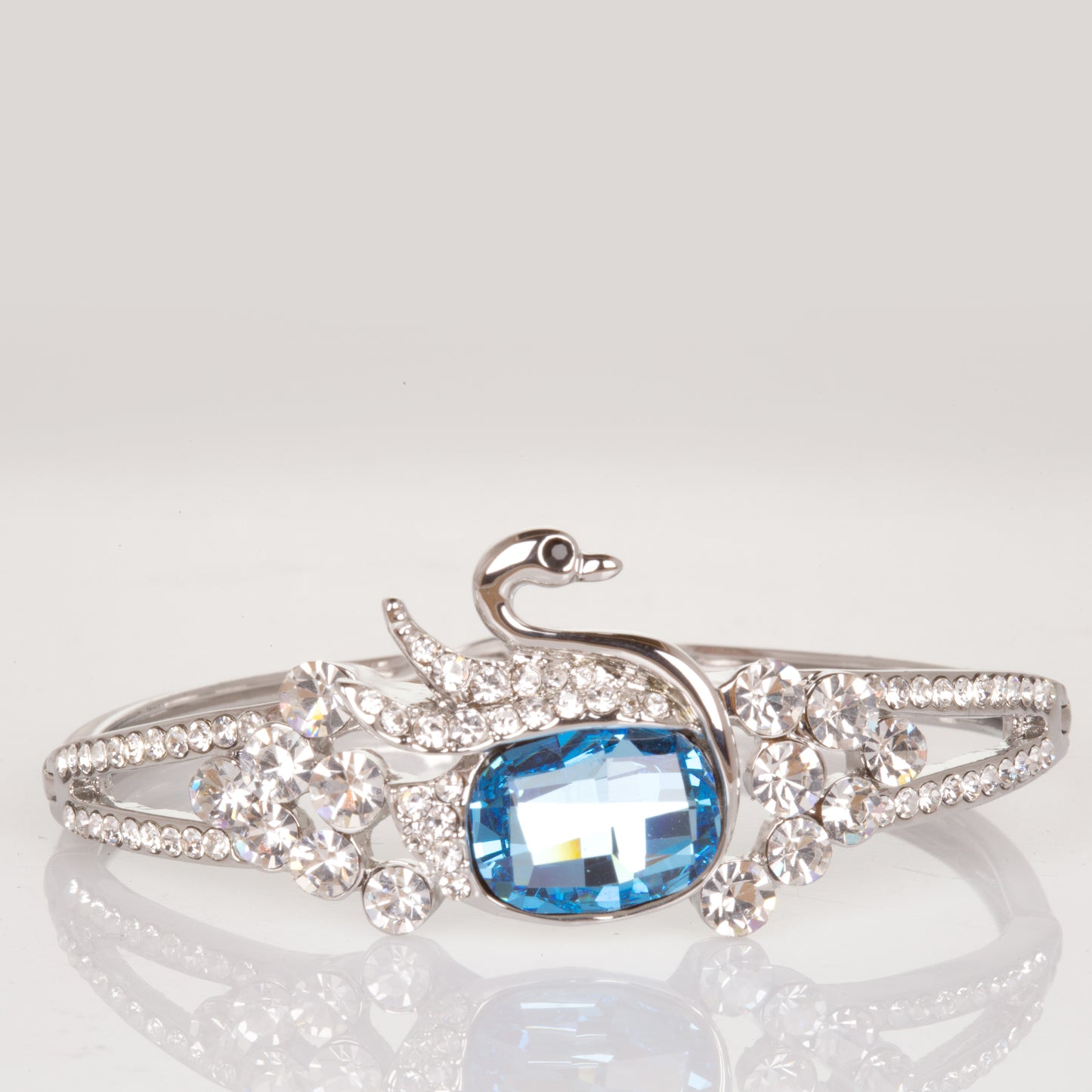 Schmuckgarnitur aus aus weißgoldplattierter Legierung mit blauem Emporia®-Kristall