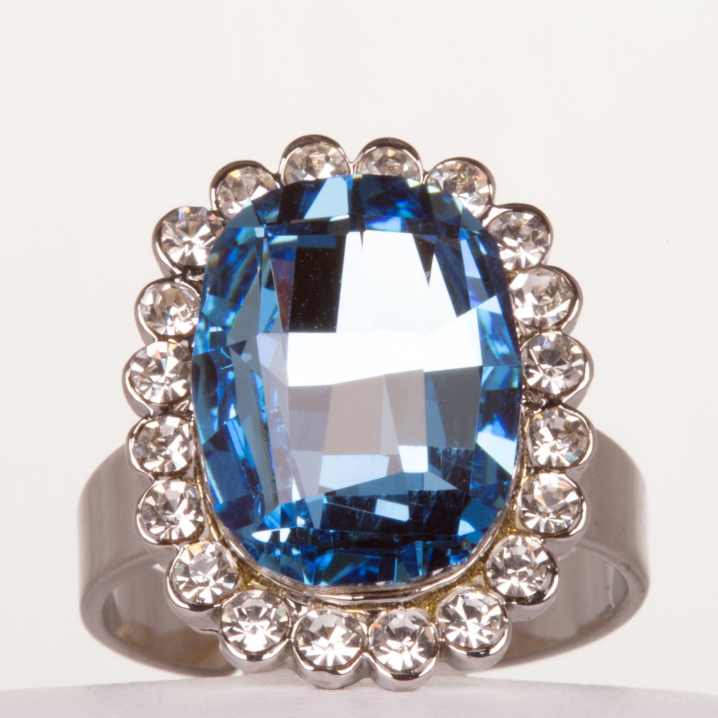 Schmuckgarnitur aus aus weißgoldplattierter Legierung mit blauem Emporia®-Kristall