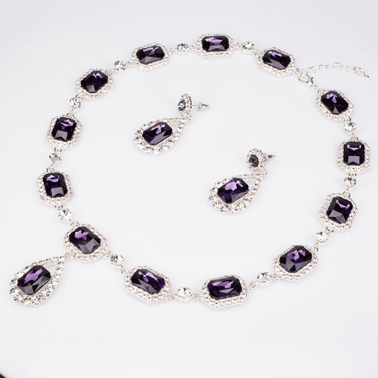 Schmuckgarnitur aus aus weißgoldplattierter Legierung mit purpurfarbenem Emporia® Kristall und weißem Emporia® Kristall
