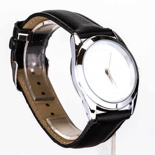 Armbanduhr mit schwarz Armband und  weiß Zifferblatt mit einem Gebet