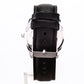 Armbanduhr mit schwarz Armband und  weiß Zifferblatt mit einem Gebet