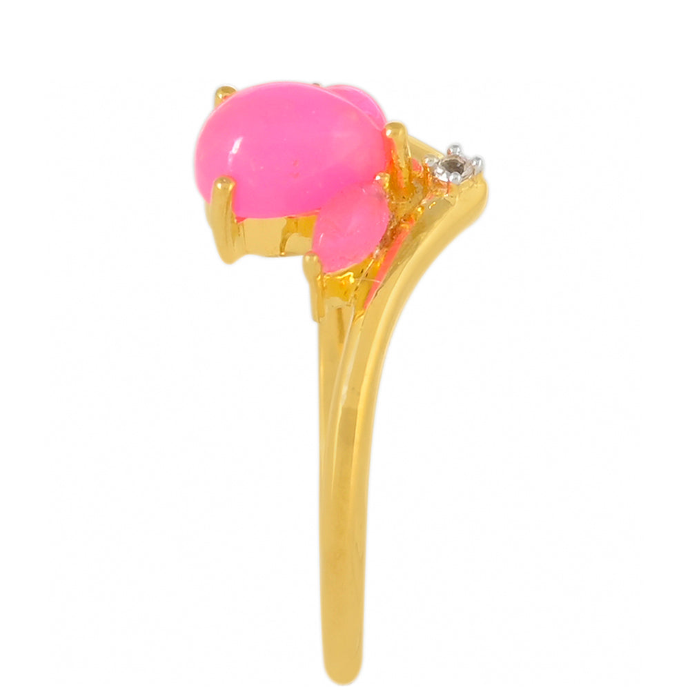 Goldplattierter Silberring mit äthiopischem neon pink Opal und weißem Topas